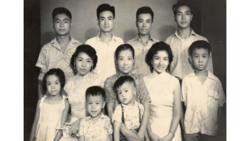 &nbsp;嚴孝章先生家族照，後排右二為嚴處長，前排右三為嚴處長母親何太夫人，持家嚴謹，相夫教子，共育有子女七人，孝章先生居長。