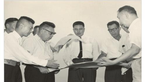 &nbsp;1959年六月奉派任榮民工程管理處處長，在職達廿七年又兩個月之久。榮工處在他的領導下，由無變有，由小變大，成為台灣營建界的龍頭，並進軍國際營建市場，使榮工處躋身世界一百大之列。