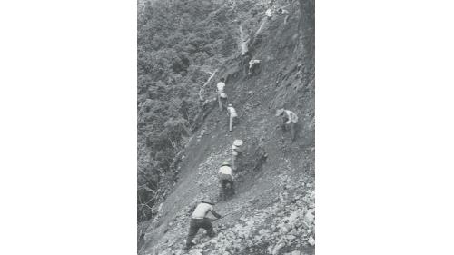 &nbsp;1959年六月奉派任榮民工程管理處處長，在職達廿七年又兩個月之久。榮工處在他的領導下，由無變有，由小變大，成為台灣營建界的龍頭，並進軍國際營建市場，使榮工處躋身世界一百大之列。