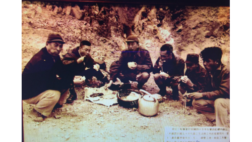 &nbsp;嚴孝章先生席地而座與砂石人員共餐，大聲喊道「弟兄們！你們吃什麼，我就吃什麼！你們喝什麼，我就喝什麼！」，確立了榮工精神。