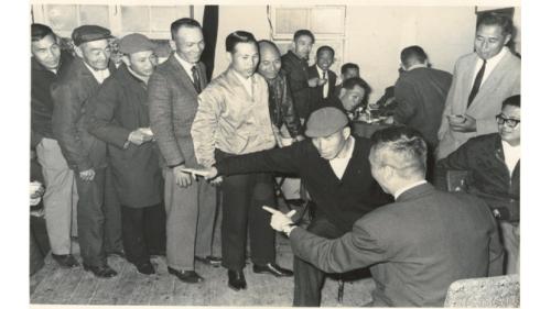 &nbsp;嚴孝章處長與榮民員工一起玩酒拳。