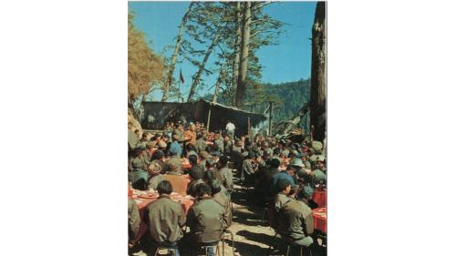 &nbsp;在寒冷的大雪山工區，嚴孝章處長與榮民員工歡度春節。