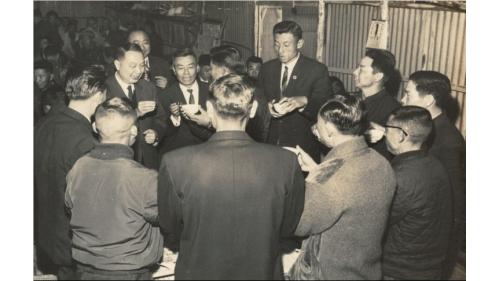 &nbsp;嚴孝章處長與榮民弟兄吃飯喝酒。