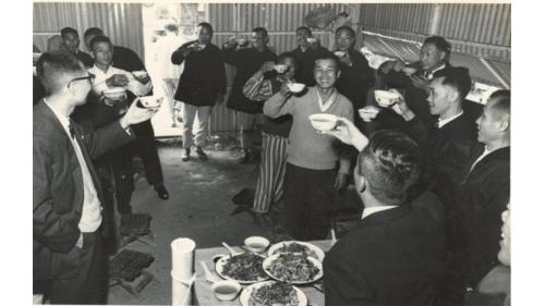 &nbsp;嚴孝章處長每逢佳節都到工地與榮民弟兄吃飯喝酒划拳。