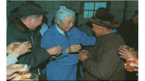 &nbsp;已退休的老榮民弟兄，回到榮工處過年，與嚴孝章處長親切的閒話當年