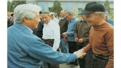 &nbsp;嚴孝章處長訪問榮工處榮安新邨慰問退休的老弟兄。