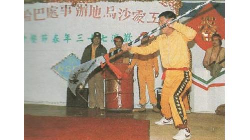 &nbsp;這位榮工弟兄一時興起耍了一趙青龍偃月刀。