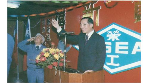 &nbsp;鄭主任委員向全體榮民員工敬酒，慰勉一年來的工作辛勞。