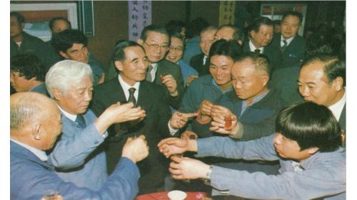 &nbsp;輔導會鄭主任委員偕高級官員一行蒞臨工地與榮民員工歡聚，榮工弟兄都深感榮幸。在主任委員左後方的輔導會高級長官有田副主任委員、孟副主任委員、韋副秘書長和吳副秘書長等。