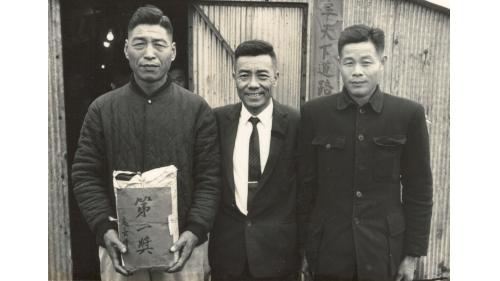 &nbsp;嚴孝章處長提供獎品予榮工弟兄摸彩。