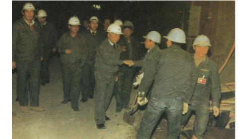 &nbsp;嚴孝章處長訪問過港隧道工區，和在隧道內工作的榮工弟兄們握手致意。