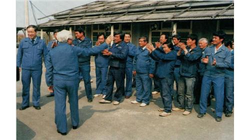 &nbsp;榮民員工熱烈歡迎嚴孝章處長到工地訪問。