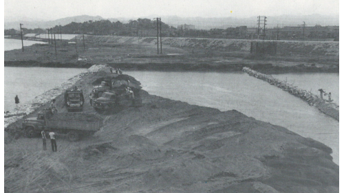&nbsp;在嚴孝章先生勠力爭取業務下，榮工處於1964年底，開闢了另一項具代表性的工程&mdash;基隆河改道工程，為辦理此項工程，榮工處自荷蘭及日本購買挖泥船，開啟國內浚渫作業的先河