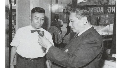 &nbsp;嚴孝章處長陪同總統府資政張岳公(右)參觀榮民大理石工廠精緻的手工藝品。