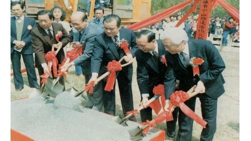 &nbsp;嚴孝章處長和高雄市許市長(右三)等共同主持高雄中山路連接博愛路地下道工程破土典禮。