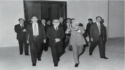 &nbsp;中正紀念堂是為了紀念中華民國先總統蔣中正先生而興建，是臺北市的重要地標之一，也是臺灣在國際上著名的觀光景點。中正紀念堂主要建築包括大門正面牌樓、門邊兩側國家音樂廳、國家戲劇院、迴廊，以及兩座側牌樓等。