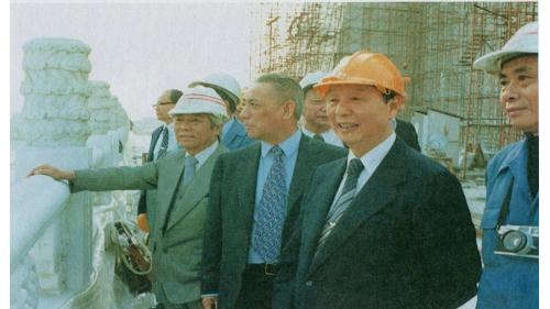 &nbsp;中正紀念堂是為了紀念中華民國先總統蔣中正先生而興建，是臺北市的重要地標之一，也是臺灣在國際上著名的觀光景點。中正紀念堂主要建築包括大門正面牌樓、門邊兩側國家音樂廳、國家戲劇院、迴廊，以及兩座側牌樓等。