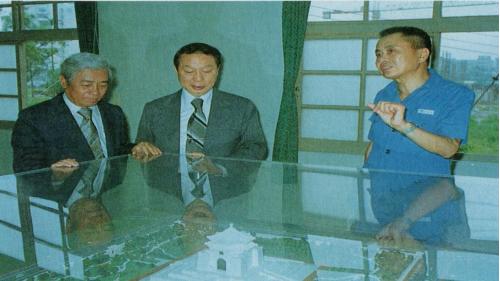 &nbsp;中正紀念堂是為了紀念中華民國先總統蔣中正先生而興建，是臺北市的重要地標之一，也是臺灣在國際上著名的觀光景點。中正紀念堂主要建築包括大門正面牌樓、門邊兩側國家音樂廳、國家戲劇院、迴廊，以及兩座側牌樓等。