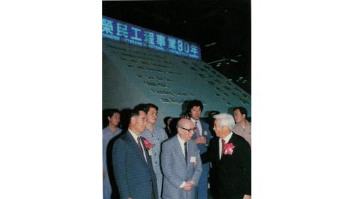 &nbsp;嚴孝章處長陪同嚴前總統靜波先生參觀榮民工程事業卅年成果展。