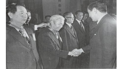 &nbsp;行政院孫前院長(右)頒授嚴孝章處長四等景星勳章。