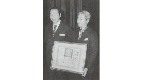 &nbsp;輔導會趙故主任委員(左)代表總統頒授嚴孝章處長五等景星勳章。