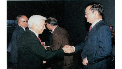 &nbsp;行政院連副院長(時任交通部長)在榮工處成立卅週年酒會中向嚴孝章故處長握手致意。