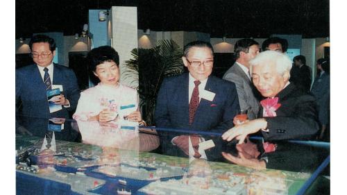 &nbsp;嚴孝章處長陪同國家安全會議秘書長蔣緯國上將，及青年救國團主任李鍾桂女士等參觀榮民工程事業卅年成果展。