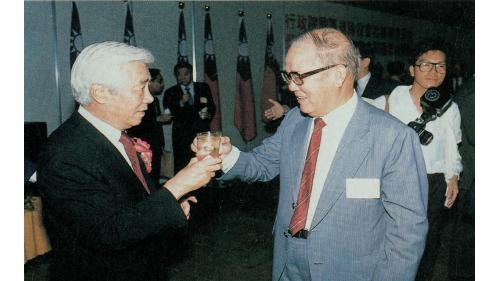 &nbsp;嚴孝章處長和中央通訊社曹聖芬董事長舉杯致意。