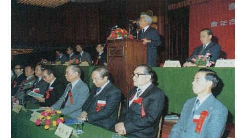 &nbsp;嚴孝章處長以中國工程師學會理事長身份主持年會(右為當時行政院長孫運璿)。