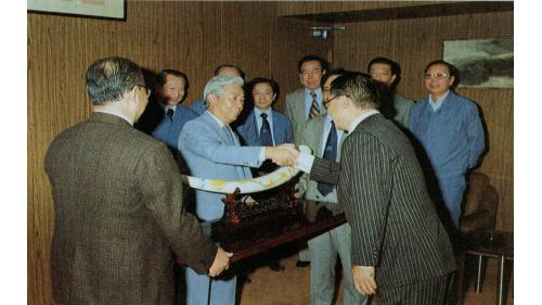 &nbsp;嚴孝章處長接受北迴鐵路施工處致贈北迴鐵路工程完工通車紀念品。