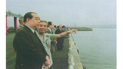 &nbsp;嚴孝章處長在台中港第一期工程完工通航中陪同輔導會劉副秘書長慶生等在場觀禮。