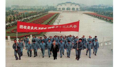 &nbsp;嚴孝章處長率領榮民員工代表赴中正紀念堂向先總統蔣公銅像行禮致敬。