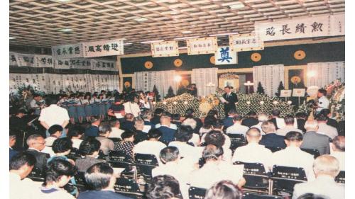 &nbsp;1986年8月2日(農曆6月27日)是嚴孝章先生65歲的生日，當天因心肌梗塞病逝於奧地利薩爾斯堡(Salzburg)。8月18日舉行告別式，總統經國先生特頒「旌忠狀」，並派退輔會主任委員鄭為元上將為治喪委員長。當天副總統、五院院長、政府政要、各級將領、工程界、棒球界、企業界、及熱心民眾共聚一堂，為畢生奉獻國家、社會、工程界、棒球界的巨星，謹致由衷的敬意與懷思。