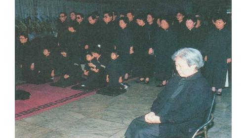 &nbsp;1986年8月2日(農曆6月27日)是嚴孝章先生65歲的生日，當天因心肌梗塞病逝於奧地利薩爾斯堡(Salzburg)。8月18日舉行告別式，總統經國先生特頒「旌忠狀」，並派退輔會主任委員鄭為元上將為治喪委員長。當天副總統、五院院長、政府政要、各級將領、工程界、棒球界、企業界、及熱心民眾共聚一堂，為畢生奉獻國家、社會、工程界、棒球界的巨星，謹致由衷的敬意與懷思。