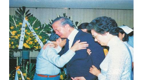 &nbsp;1986年8月2日(農曆6月27日)是嚴孝章先生65歲的生日，當天因心肌梗塞病逝於奧地利薩爾斯堡(Salzburg)。8月18日舉行告別式，總統經國先生特頒「旌忠狀」，並派退輔會主任委員鄭為元上將為治喪委員長。當天副總統、五院院長、政府政要、各級將領、工程界、棒球界、企業界、及熱心民眾共聚一堂，為畢生奉獻國家、社會、工程界、棒球界的巨星，謹致由衷的敬意與懷思。