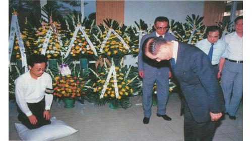 &nbsp;1986年8月2日(農曆6月27日)是嚴孝章先生65歲的生日，當天因心肌梗塞病逝於奧地利薩爾斯堡(Salzburg)。8月18日舉行告別式，總統經國先生特頒「旌忠狀」，並派退輔會主任委員鄭為元上將為治喪委員長。當天副總統、五院院長、政府政要、各級將領、工程界、棒球界、企業界、及熱心民眾共聚一堂，為畢生奉獻國家、社會、工程界、棒球界的巨星，謹致由衷的敬意與懷思。