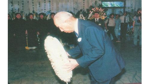 &nbsp;1986年8月2日(農曆6月27日)是嚴孝章先生65歲的生日，當天因心肌梗塞病逝於奧地利薩爾斯堡(Salzburg)。8月18日舉行告別式，總統經國先生特頒「旌忠狀」，並派退輔會主任委員鄭為元上將為治喪委員長。當天副總統、五院院長、政府政要、各級將領、工程界、棒球界、企業界、及熱心民眾共聚一堂，為畢生奉獻國家、社會、工程界、棒球界的巨星，謹致由衷的敬意與懷思。