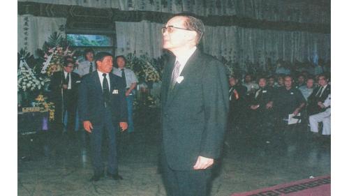 &nbsp;1986年8月2日(農曆6月27日)是嚴孝章先生65歲的生日，當天因心肌梗塞病逝於奧地利薩爾斯堡(Salzburg)。8月18日舉行告別式，總統經國先生特頒「旌忠狀」，並派退輔會主任委員鄭為元上將為治喪委員長。當天副總統、五院院長、政府政要、各級將領、工程界、棒球界、企業界、及熱心民眾共聚一堂，為畢生奉獻國家、社會、工程界、棒球界的巨星，謹致由衷的敬意與懷思。