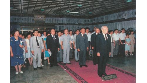 &nbsp;1986年8月2日(農曆6月27日)是嚴孝章先生65歲的生日，當天因心肌梗塞病逝於奧地利薩爾斯堡(Salzburg)。8月18日舉行告別式，總統經國先生特頒「旌忠狀」，並派退輔會主任委員鄭為元上將為治喪委員長。當天副總統、五院院長、政府政要、各級將領、工程界、棒球界、企業界、及熱心民眾共聚一堂，為畢生奉獻國家、社會、工程界、棒球界的巨星，謹致由衷的敬意與懷思。