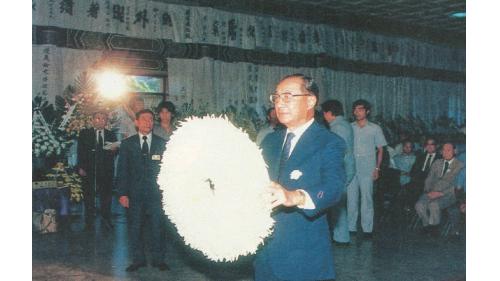 &nbsp;1986年8月2日(農曆6月27日)是嚴孝章先生65歲的生日，當天因心肌梗塞病逝於奧地利薩爾斯堡(Salzburg)。8月18日舉行告別式，總統經國先生特頒「旌忠狀」，並派退輔會主任委員鄭為元上將為治喪委員長。當天副總統、五院院長、政府政要、各級將領、工程界、棒球界、企業界、及熱心民眾共聚一堂，為畢生奉獻國家、社會、工程界、棒球界的巨星，謹致由衷的敬意與懷思。