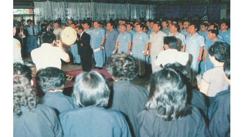 &nbsp;1986年8月2日(農曆6月27日)是嚴孝章先生65歲的生日，當天因心肌梗塞病逝於奧地利薩爾斯堡(Salzburg)。8月18日舉行告別式，總統經國先生特頒「旌忠狀」，並派退輔會主任委員鄭為元上將為治喪委員長。當天副總統、五院院長、政府政要、各級將領、工程界、棒球界、企業界、及熱心民眾共聚一堂，為畢生奉獻國家、社會、工程界、棒球界的巨星，謹致由衷的敬意與懷思。