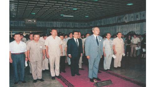 &nbsp;1986年8月2日(農曆6月27日)是嚴孝章先生65歲的生日，當天因心肌梗塞病逝於奧地利薩爾斯堡(Salzburg)。8月18日舉行告別式，總統經國先生特頒「旌忠狀」，並派退輔會主任委員鄭為元上將為治喪委員長。當天副總統、五院院長、政府政要、各級將領、工程界、棒球界、企業界、及熱心民眾共聚一堂，為畢生奉獻國家、社會、工程界、棒球界的巨星，謹致由衷的敬意與懷思。