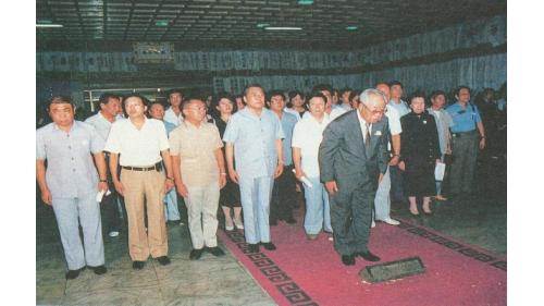 &nbsp;1986年8月2日(農曆6月27日)是嚴孝章先生65歲的生日，當天因心肌梗塞病逝於奧地利薩爾斯堡(Salzburg)。8月18日舉行告別式，總統經國先生特頒「旌忠狀」，並派退輔會主任委員鄭為元上將為治喪委員長。當天副總統、五院院長、政府政要、各級將領、工程界、棒球界、企業界、及熱心民眾共聚一堂，為畢生奉獻國家、社會、工程界、棒球界的巨星，謹致由衷的敬意與懷思。