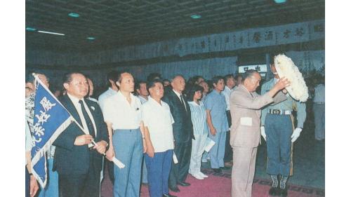 &nbsp;1986年8月2日(農曆6月27日)是嚴孝章先生65歲的生日，當天因心肌梗塞病逝於奧地利薩爾斯堡(Salzburg)。8月18日舉行告別式，總統經國先生特頒「旌忠狀」，並派退輔會主任委員鄭為元上將為治喪委員長。當天副總統、五院院長、政府政要、各級將領、工程界、棒球界、企業界、及熱心民眾共聚一堂，為畢生奉獻國家、社會、工程界、棒球界的巨星，謹致由衷的敬意與懷思。