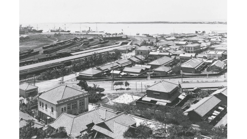 &nbsp;1900年 (明治33年) 11月29日設立「打狗停車場」正式開始營運，位於鹽埕埔車路頂山下町十七番地，大約在今天的鼓山一路87巷口一帶。