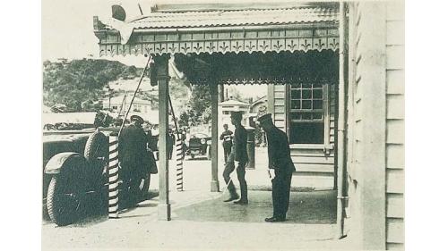 &nbsp;第二代打狗港停車場(1908-1941)：西元1923年(大正12年)，裕仁太子登台巡察。此為其走出高雄火車站(今高雄港站)，準備搭車離開的畫面。