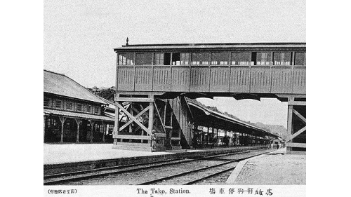 &nbsp;因第一代打狗停車場腹地受限於打狗山與後壁港河道，距離高雄港也有一段距離，輪船及鐵路間轉乘不便。鐵道部於明治37年(1904年)6月開始進行填海工程，工程於41年(1907年)8月完工，42年(1908年)9月15日第二代打狗停車場再南遷往 「哈瑪星」(即今臨海三路口)，大正9年(1920年)10月1日正式改為高雄停車場並將車站遷移至今高雄港站站址處。