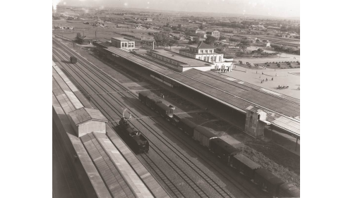&nbsp;1941年6月20日高雄車站完工，於日治時期所興建之火車站，多半為歐式樣式為主，不同與此高雄車站為彰顯日本軍國主義，在外觀上特別採用日本風味，內部採用西式大廳，展現出和洋混和建築，亦被稱為「興亞帝冠式建築」，此車站為專用的客運車站，原二代車站改名為「高雄港車站」，主要負責高雄貨運，然而二次大戰中空襲集中於高雄港周邊，高雄港車站因此於戰爭中毀壞，客運的高雄車站則逃過一劫，屹立至今。