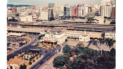 &nbsp;1941年6月20日高雄車站完工，於日治時期所興建之火車站，多半為歐式樣式為主，不同與此高雄車站為彰顯日本軍國主義，在外觀上特別採用日本風味，內部採用西式大廳，展現出和洋混和建築，亦被稱為「興亞帝冠式建築」，此車站為專用的客運車站，原二代車站改名為「高雄港車站」，主要負責高雄貨運，然而二次大戰中空襲集中於高雄港周邊，高雄港車站因此於戰爭中毀壞，客運的高雄車站則逃過一劫，屹立至今。2002年，原車站位置空出改建，原址在今中山陸橋之下方。並將原來帝冠式車站建築保留並移位。