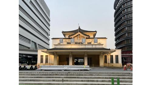 &nbsp;高雄驛的設計採用只限日本大寺廟、貴族專用，狀似皇帝朝帽的「唐博風」屋頂，被稱為「帝冠式建築」或「興亞式建築」，又因樣式特點非常顯著，所以也被暱稱為「穿著軍服的建築」。&nbsp;